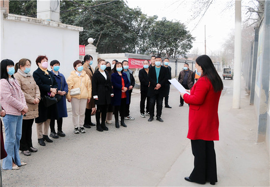 河南省靈寶市澗西區：揚巾幗正氣 樹清廉家風_fororder_工作人員正在講述魏徵夫人的廉潔故事 攝影 王藝娜