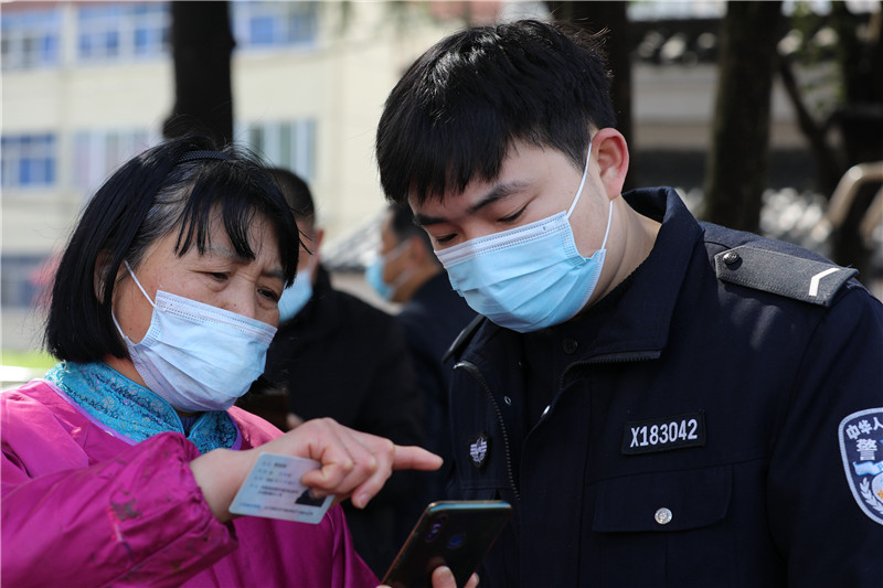 信陽平橋：致敬抗疫一線的最美身影_fororder_米潔 攝 (5)