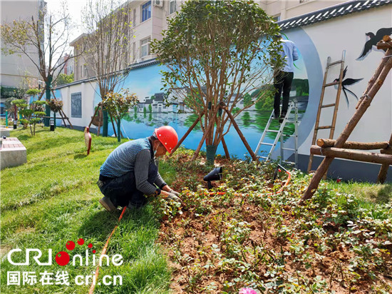 南陽市臥龍區：打造城市“綠色名片” 共享“生態福利”_fororder_工人師傅們正在祥和園裏做收尾工作 攝影 王小軍