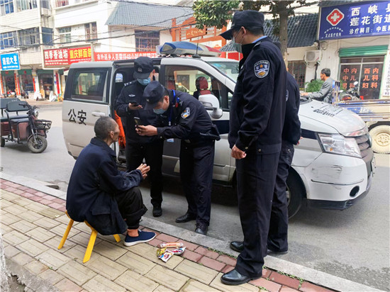 南陽市西峽縣：愛心接力幫助走失老人回家_fororder_西峽民警與老人核對信息 攝影 張慧