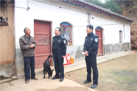 三門峽市陜州區駐村“第一書記”姚旭：讓鄉親過上好日子_fororder_姚旭（右一）陪同幫扶領導看望雙目失明的監測戶張點軍 照片由受訪者提供