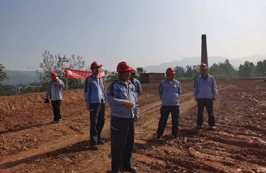 （有修改）[A 圖片已刪]中鋁開展土地復墾贏民心 村民送錦旗表謝意