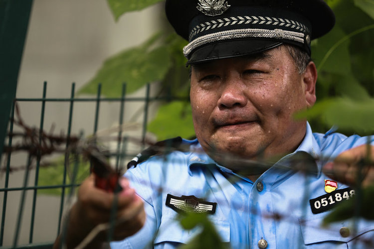 【河南供稿】戰高溫 鏖酷暑——鄭州民警徒步巡防排隱患