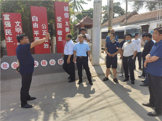 濮陽市華龍區岳村鎮開展農村人居環境整治暨文明村創建觀摩評比活動_fororder_瓦崗村講解文明村創建先進經驗 拍攝：孔德川