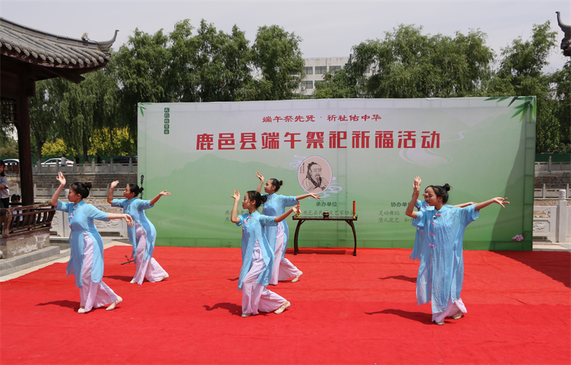 週口鹿邑：端午祭先賢 祈祉佑中華_fororder_（3）2022年6月3日，“端午祭先賢·祈祉佑中華 端午祭祀祈福活動”現場，靈動舞蹈學校的孩子們表演的獻舞。薛召峰 攝.JPG