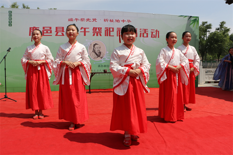 週口鹿邑：端午祭先賢 祈祉佑中華_fororder_（4）2022年6月3日，“端午祭先賢·祈祉佑中華 端午祭祀祈福活動”現場，東方口才學校的孩子們朗誦的《吊屈原》。薛召峰 攝.JPG