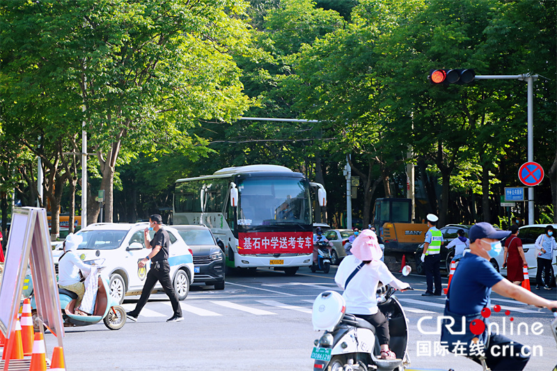 高考首日_fororder_考場外的送考專車_副本