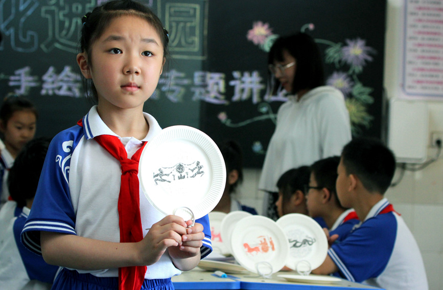 河南南陽：手繪漢畫進校園