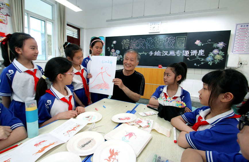 河南南陽：手繪漢畫進校園