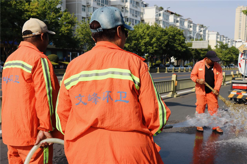 安陽文峰區：高溫下的勞動者 頭頂熱浪守護城市“顏值”_fororder_圖片20