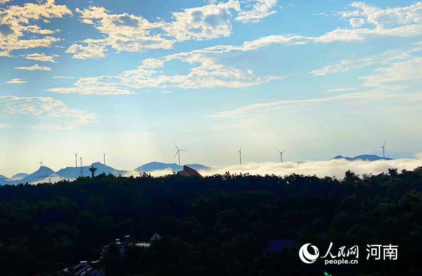 信陽雞公山：雨後雲海美如畫