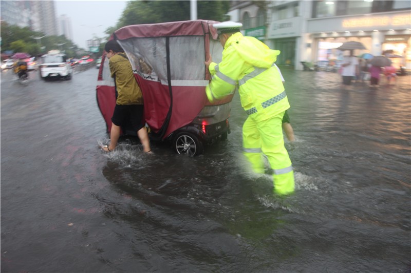 【原創】商丘交警站好“高峰崗” 雨中守護平安暢通路_fororder_3