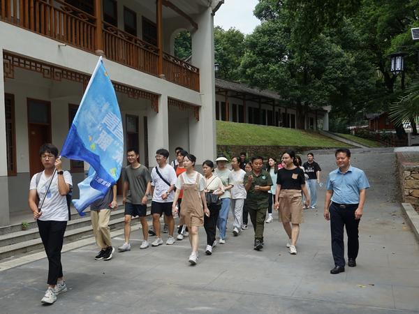 信陽羅山：返鄉學子遊董寨 “碳”路美好最青春