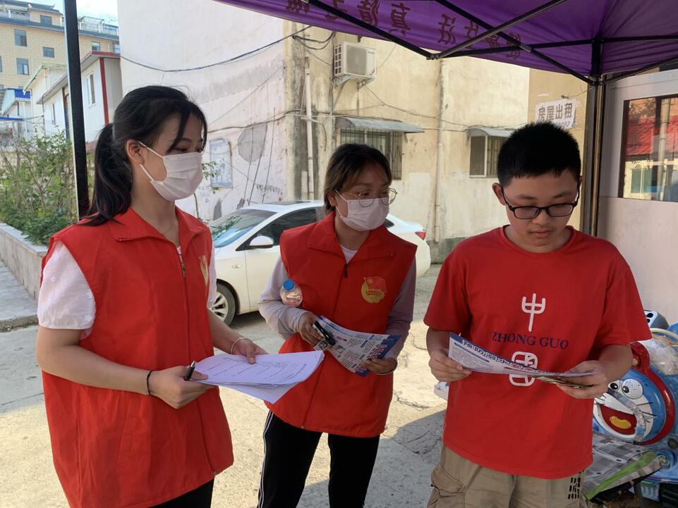 【客戶端轉發】信陽市潢川縣返鄉大學生志願者助力文明城市創建