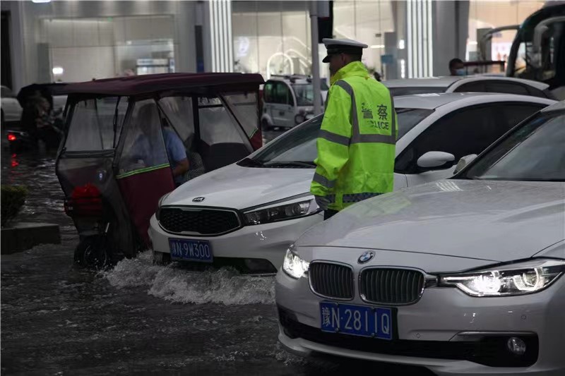 【原創】商丘交警站好“高峰崗” 雨中守護平安暢通路_fororder_2