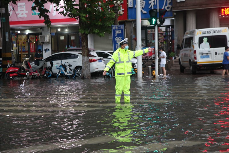 【原創】商丘交警站好“高峰崗” 雨中守護平安暢通路_fororder_1