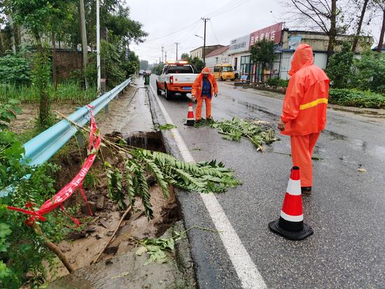 濮陽市清豐縣交通運輸局：“四式”工作法助力農村公路防汛搶險保通_fororder_20220730_160514