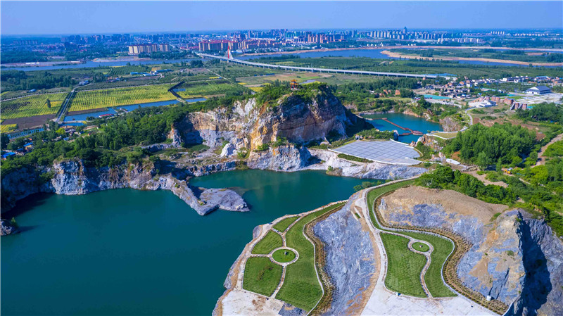 信陽息縣：廢棄礦山變身生態公園_fororder_礦山地質公園與縣城隔河相望