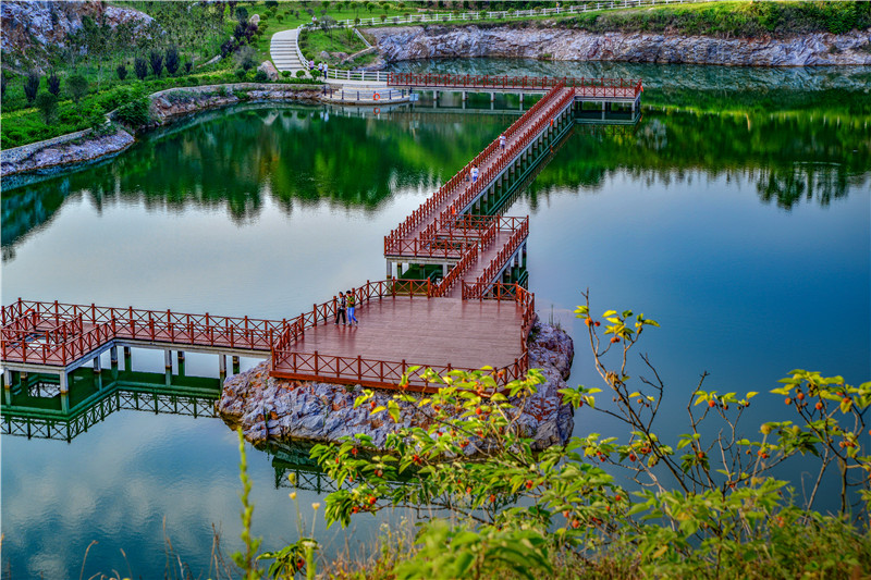 信陽息縣：廢棄礦山變身生態公園_fororder_水上棧道.JPG