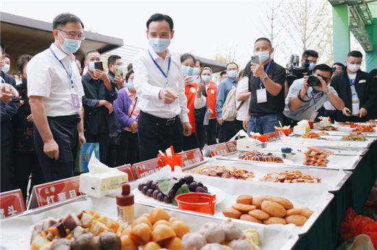 信陽市息縣舉行慶祝2022年中國農民豐收節暨第三屆豫道·東嶽紅紅薯節_fororder_圖片5