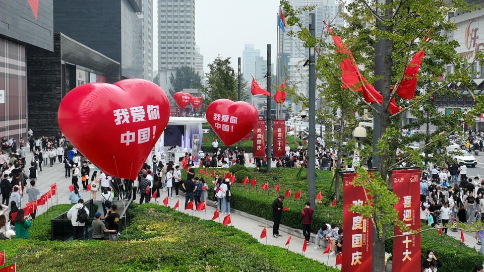 最愛這一抹“中國紅”！ 鄭州大街小巷飄揚五星紅旗