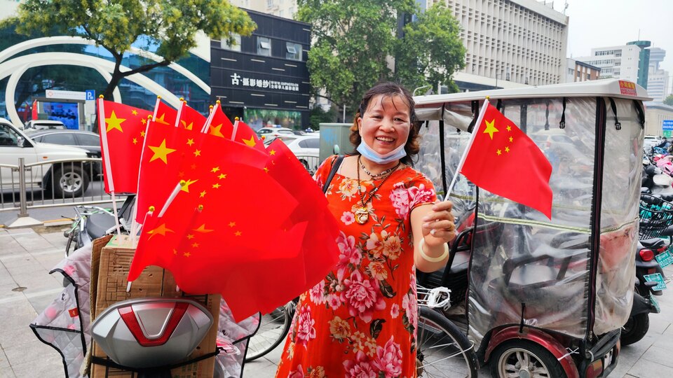 最愛這一抹“中國紅”！ 鄭州大街小巷飄揚五星紅旗