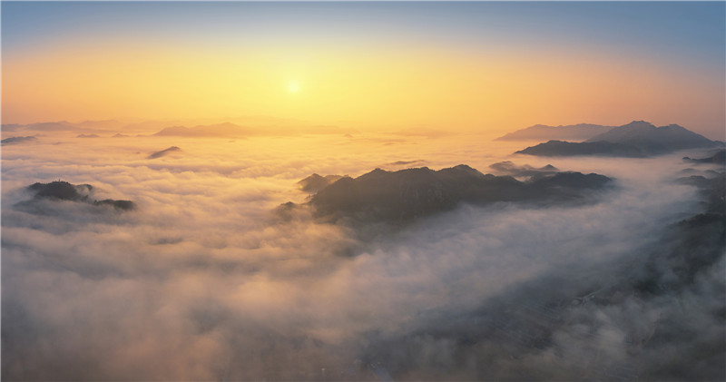 信陽新縣：紅城晨曦美如畫_fororder_金色雲海下，城市輪廓依稀可見（韓家東  攝）