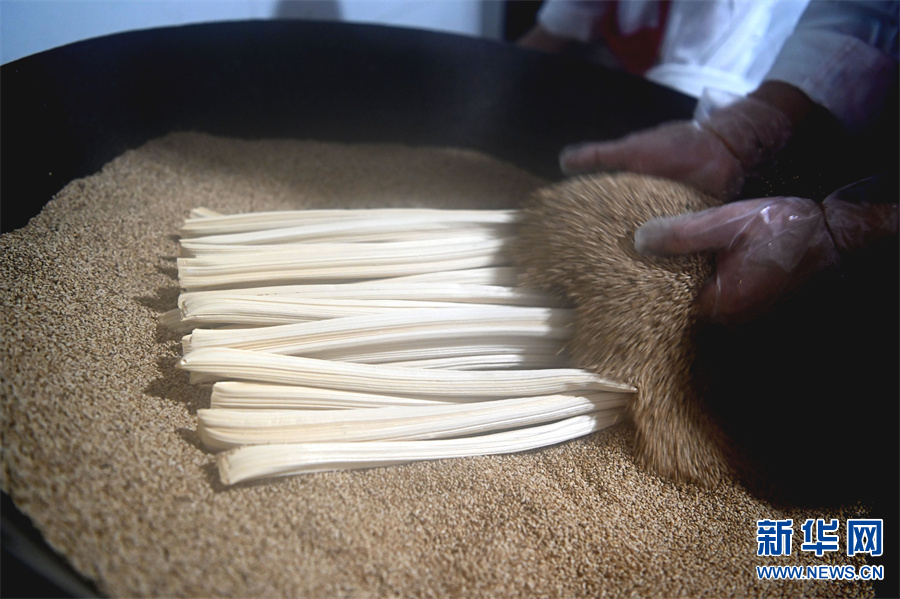 焦作沁陽：傳統芝麻糖 香味飄四方