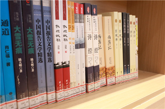 信陽市浉河區：遠方書房浸染浉河書香_fororder_書架上嶄新的圖書.JPG