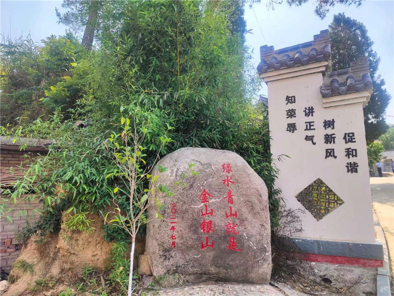 信陽市商城縣馮店鄉：“小石頭”扮靚鄉村“大環境”_fororder_充滿文明元素的村口景觀小品