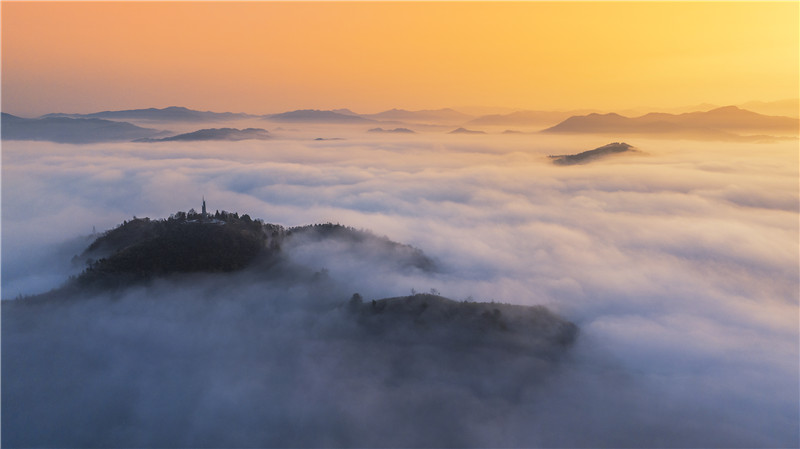 信陽新縣：紅城晨曦美如畫_fororder_位於鄂豫皖蘇區首府革命烈士陵園內的大別山魂紀念碑，在雲海中巍然聳立 （韓家東  攝）