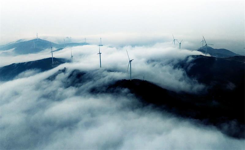 南陽鎮平：微雨過後霧鎖山_fororder_風力發電風車在雲霧中蔚為壯觀 攝影 牛儒