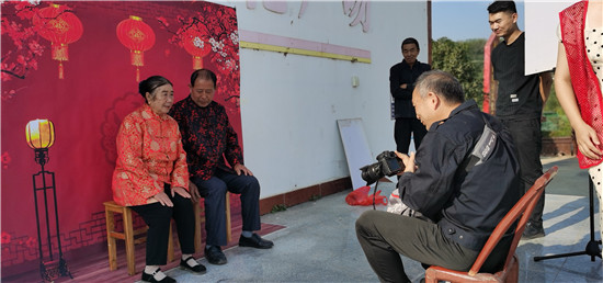 信陽市浉河區：一張補拍的“結婚照”_fororder_換上婚慶禮服的老人們