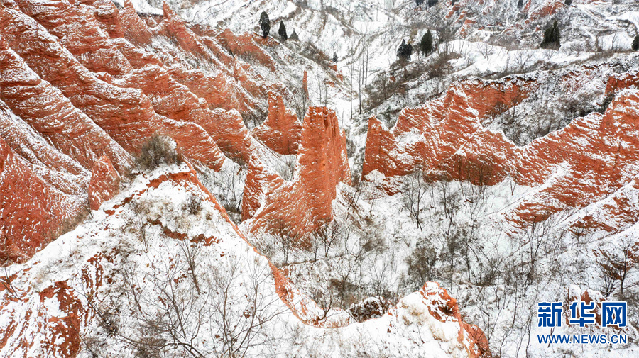 河南三門峽：紅石映雪如畫屏