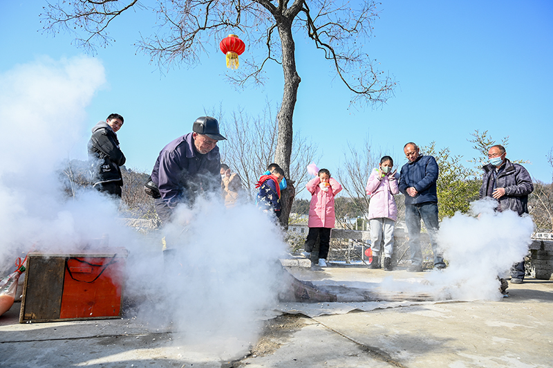 【原創】2023大別山（新縣）鄉村旅遊文化節暨首屆非遺文化大集活動啟幕_fororder_傳統爆米花（蔣侖 攝）