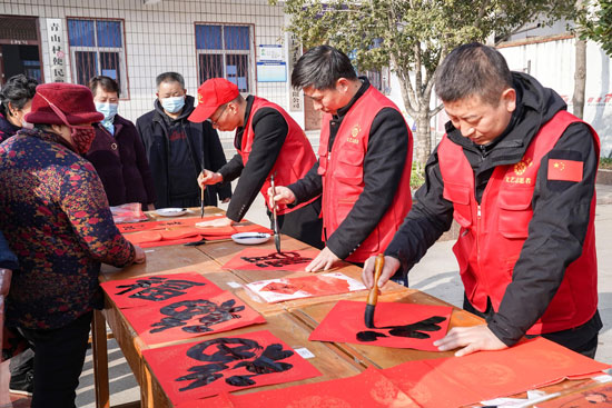 【原創】信陽市文聯、文藝志願者協會到羅山縣開展志願活動_fororder_書法家們正在寫春聯-攝影-田成瑞