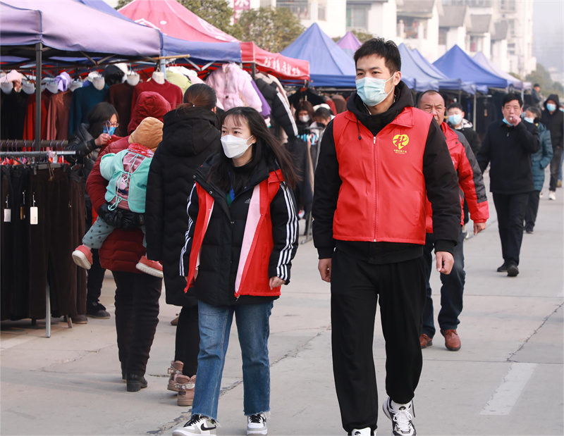 【原創】信陽市浉河區：鄉村大集迎新年_fororder_為了營造良好的購物環境，浉河區遊河鄉派出志願者沿街巡邏，規範攤位的經營秩序，處理群眾投訴.JPG