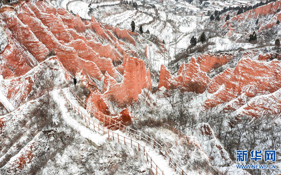 河南三門峽：紅石映雪如畫屏