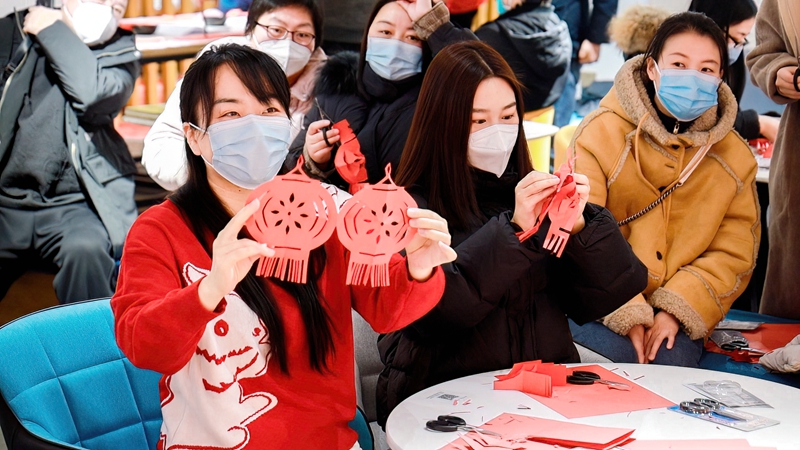 【原創】開封開展“巧手剪窗花 春聯送祝福”文明實踐活動_fororder_4