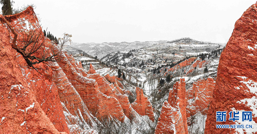 河南三門峽：紅石映雪如畫屏