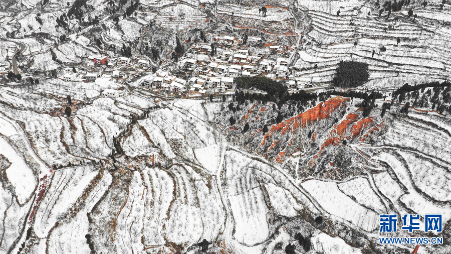 河南三門峽：紅石映雪如畫屏