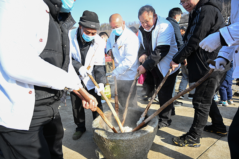 【原創】2023大別山（新縣）鄉村旅遊文化節暨首屆非遺文化大集活動啟幕_fororder_打糍粑（蔣侖 攝）