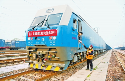 首班跨線貨物列車正式開行 浩吉、隴海鐵路在河南省實現互聯互通