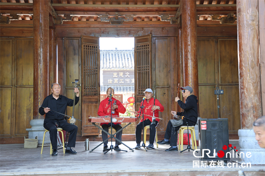 【2023打卡中國】外國網紅打卡河南畫虎村 感受鄉村振興“虎虎生威”_fororder_圖片21