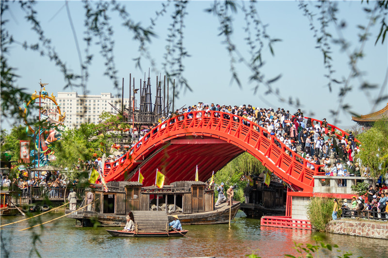 河南開封：遊客走進清明上河園 感受大宋文化_fororder_414112