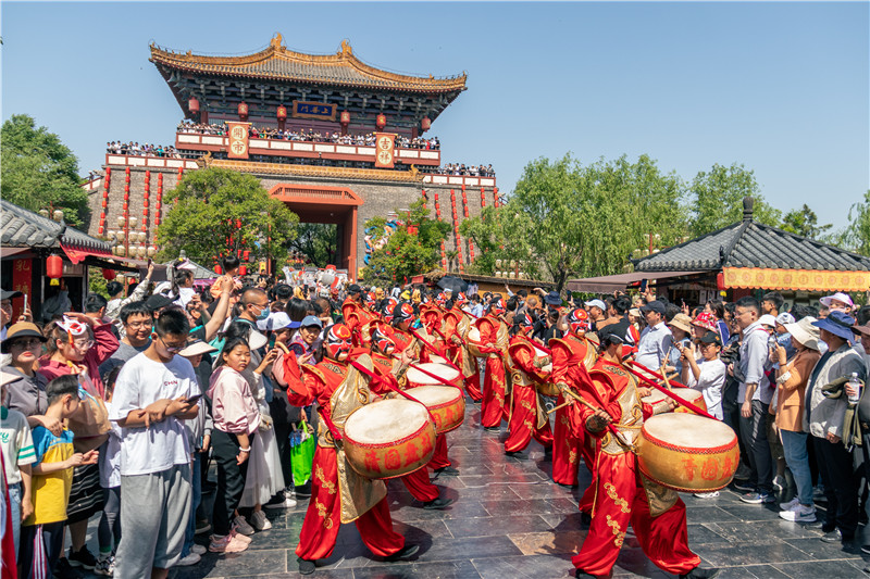 河南開封：遊客走進清明上河園 感受大宋文化_fororder_414254