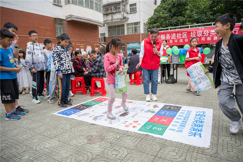 信陽新縣：垃圾分類進社區 倡導文明新生活_fororder_垃圾分類消消樂小遊戲 蔣侖 攝