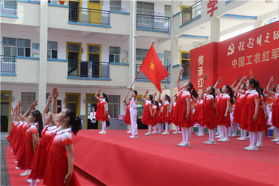 中國工農紅軍商城縣紅軍小學授旗授牌儀式舉行_fororder_文藝表演 羅玉蘭攝.JPG