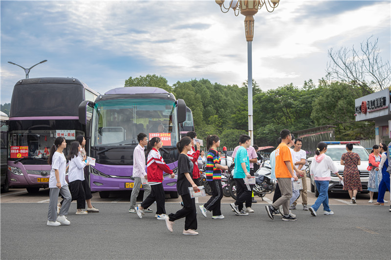 近萬名考生赴考 信陽市商城縣全力護航高考_fororder_從容進場 余敦梅攝