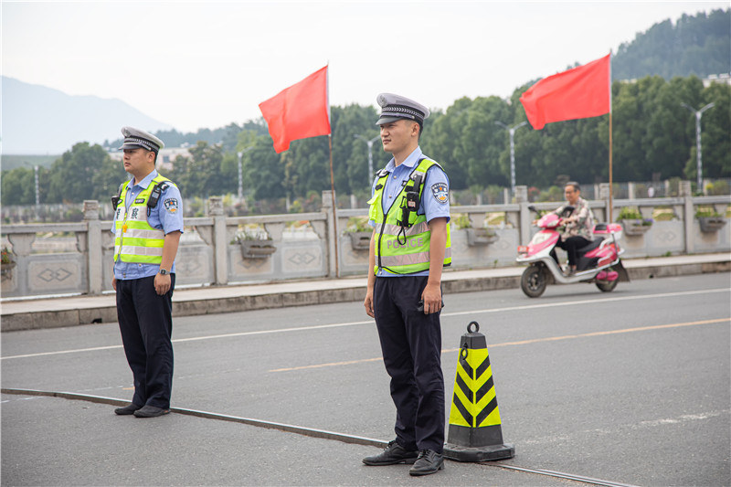 近萬名考生赴考 信陽市商城縣全力護航高考_fororder_盡職護航 余敦梅攝